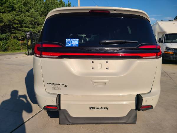 2021 Chrysler Pacifica Touring Rear Entry BraunAbility Wheelchair Van - $52,500 (Peachland)63613334302723124