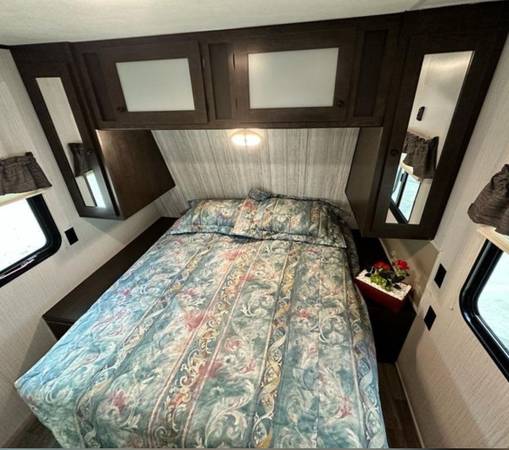 $1,000 / 1br - 200ft2 - Waterfront RV (Hitchcock)63838122047491124