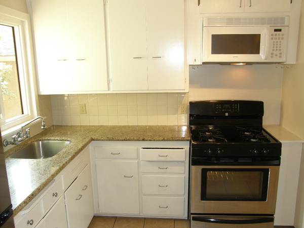 $1,875 / 1br - 750ft2 - top floor unit luxurious bath hardwood plentiful sunlight, FREE applic (oakland lake merritt / grand)64030484457731122