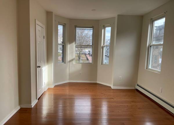 $2,500 / 2br - 1000ft2 - Spacious East Boston 2 Bed For $2,500 AVAIL 11/1/25 NO FEE (East Boston)64213541997827122