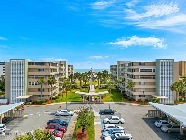 $60 / 1br - 672ft2 - Enjoy stunning ocean views from the oversized balcony of this third-floor unit, (Cocoa Beach)63846409228803121