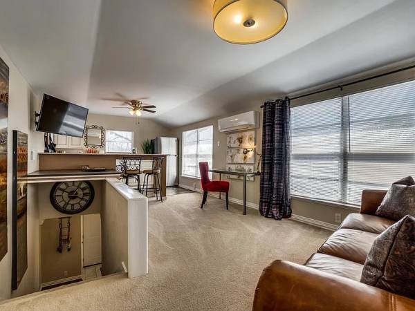 $1,050 / 1br - 1050ft2 - Bien equipado, acogedor y cómodo 1/1 con todo listo para ti al llegar! (Dallas)63867602300291120