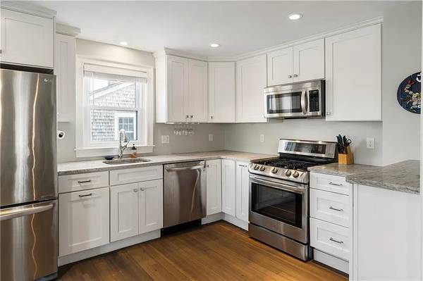 $1 / 4 habitaciones - Bienvenido a tu próximo hogar. Las fotos apenas hacen justicia a esta hermosa propiedad frente al agua (34 Aquidneck Ave, Portsmouth, RI 02871, EE. UU.)63348342182273123
