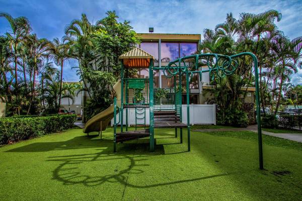 $2,790 / 4br - 1025ft2 - Jalousie Windows, Swimming Pool, Stainless Steel Efficient Appliances (Wahiawa)63686745568003122