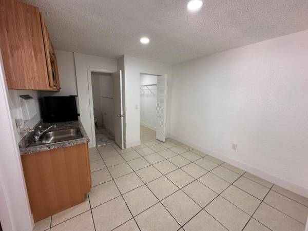 $1,200 / 1br - Efficiency by Turnpike & Eureka Dr (Miami, FL)64049277858691122