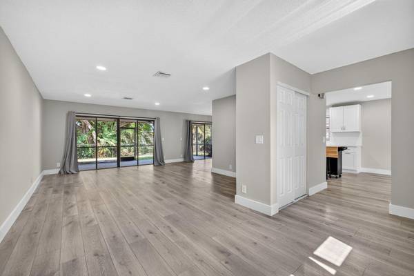 $3,650 / 3br - 1865ft2 - Beautifully Renovated 3 bed Lake View Home ~ Fenced in Backyard (Wellington - 33414*)64049276244099121