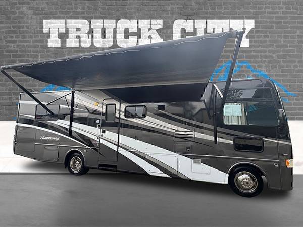 2011 Thor Motor Coach Hurricane Motorhome 31J Class A - $39,999 (1621 W Valley Hwy E  Sumner, WA 98390)63470107726593121