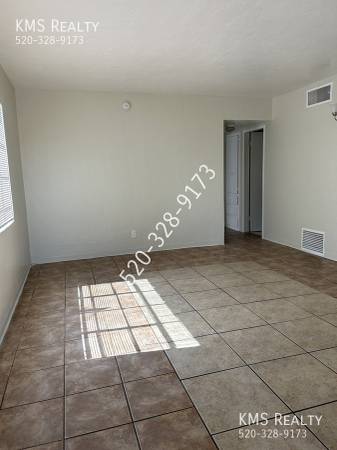 $1,200 / 2br - Dos habitaciones y un baño 4510 E 19th Street63674860330371122