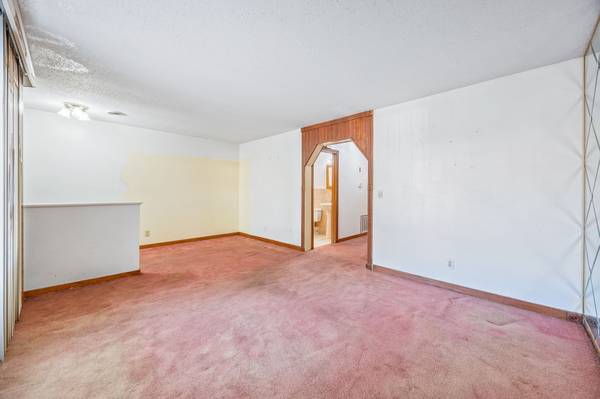 $649,000 / 4br - 1620ft2 - Extra Large Single Family House w/ Parking in Brownsville! OH 10/11 (Brownsville)64033800640897124