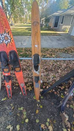 Northern  Capri slalom water ski 1