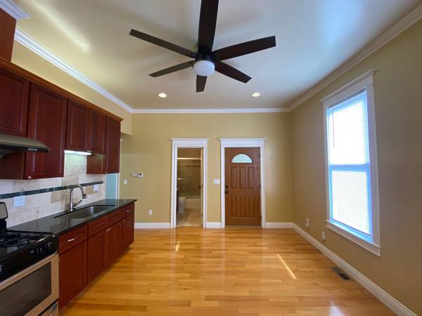 $2,400 / 2br - Cozy Two Bedroom with Updates, High Ceilings, Parking & Private Laundy (alameda)64000750015361124