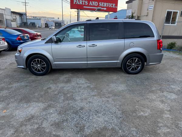 2017 Dodge Grand Caravan SXT Low Miles !! 1