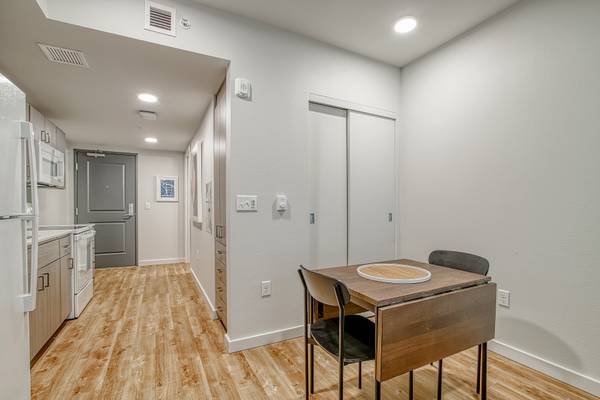 $1,250 / 1br - 457ft2 - Recycling, Ceiling Fan, Smoke Free Community (928 NE 162nd Ave, Portland, OR)63831328014339121
