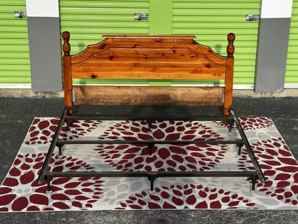 KNOTTY PINE KING SIZED BED 1