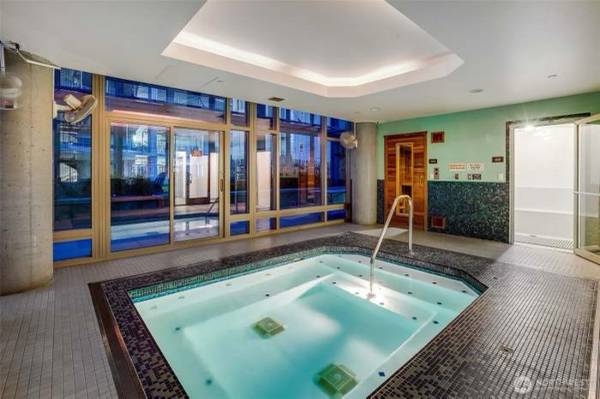 $125 / 2br - 1408ft2 - Stunning views of space needle, city & Puget sound (Seattle)63948217054595120
