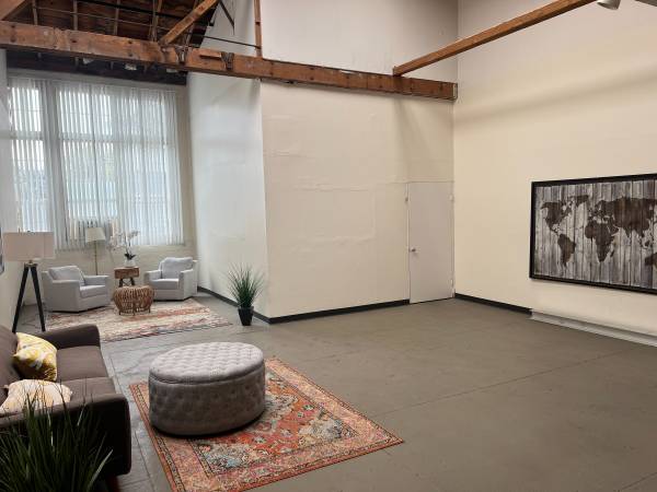 $3,350 / 1br - 2700ft2 - Large Live/Work Loft Apartment - 1066 47th Ave #12 (Oakland)63682851729025124