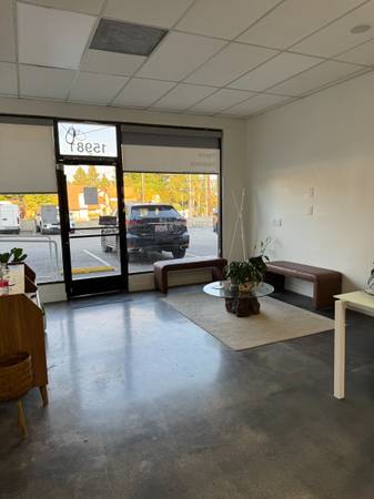 $800 “Your Desk, Your Business Hub – In a Prime Storefront Location!” (Sylmar)63766967263363122