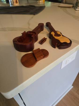 Caja de rompecabezas secreta en forma de guitarra de madera - $20 (Noreste de Pensacola)62973883573379124