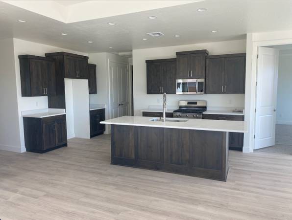 $2450.00 / 3br - 1620ft2 - 1555 W 470 N. Hurricane, UT 8473764020363454978122