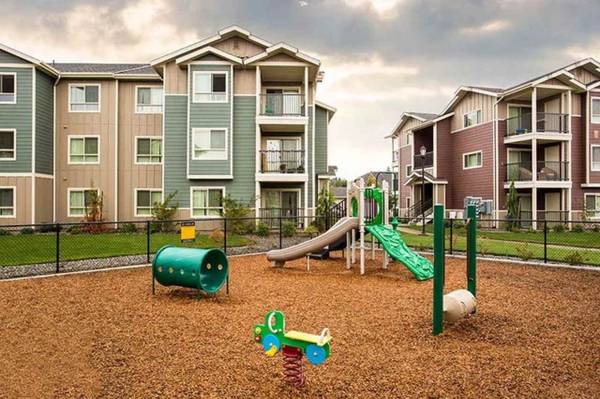 $1,750 / 3br - Café Cibernético, Plazas de Estacionamiento y Garajes Disponibles, Ventilador de Techo (2401 NE 4 Seasons Ln, Vancouver, WA)63842024942081122