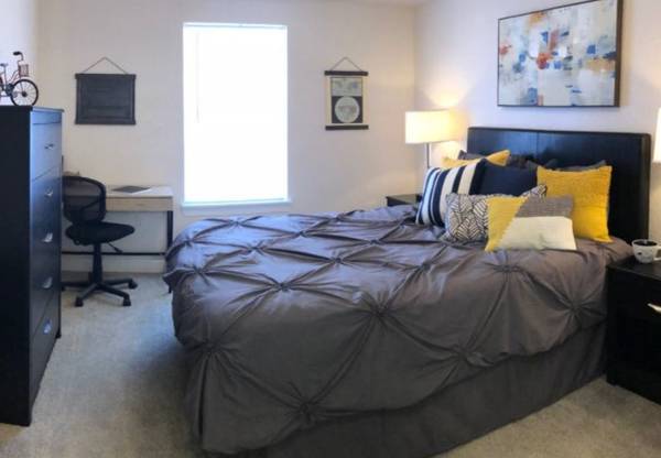 $1,196 / 3br - 1277ft2 - Check out our deals! The Pointe on College (Manhattan)63978412961410123