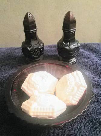 VINTAGE AVON 1876 CAPE COD COLLECTION RUBY RED BOWL W/SOAPS & PERFUMES 1