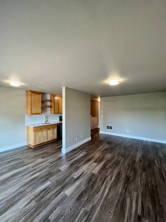 $1,545 / 1br - ¡Amplio y moderno de 1 habitación! Pisos laminados, estacionamiento asignado y admitimos mascotas (Portland)63831396306563124