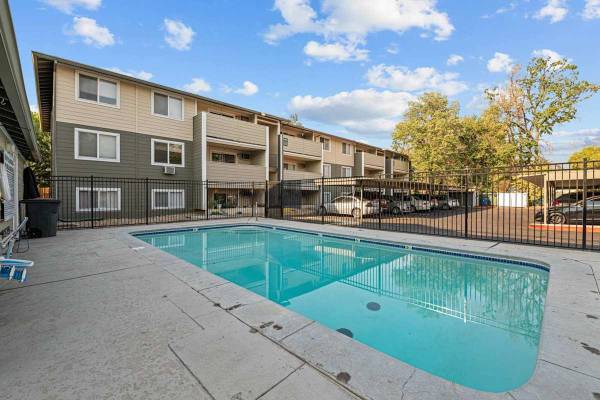 $1,175 / 1br - 580ft2 - Laundry Facility, AC Wall Units, Pool, Baseboard Heaters (boise)63794993225857123