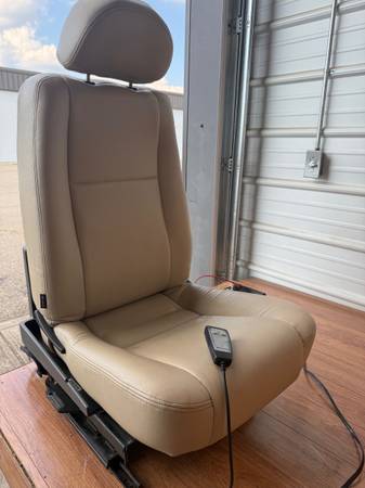 Bruno TAS-2570E Turny Orbit Valet Right-Hand Transfer Seat – 330 lb Ca 1