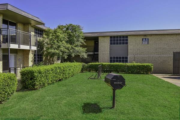 $1,400 / 2br - 1099ft2 - Oven, Patio, Vinyl Flooring (1109 N Carrier Pkwy, Grand Prairie, TX)63796578146305124