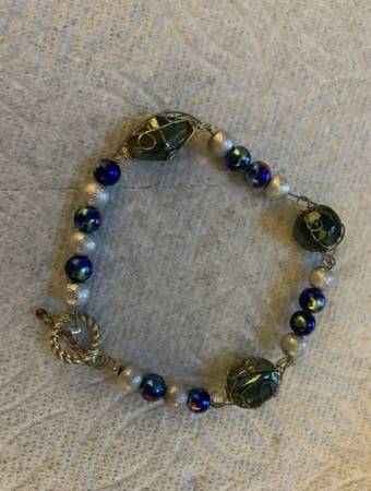 Beaded 7 inch Iridescent Bracelet 1