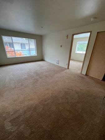 $1,960 / 1br - 698ft2 - Live Steps from Campus! Renovated 1 BR in Vibrant U District (U District)63808107389825122