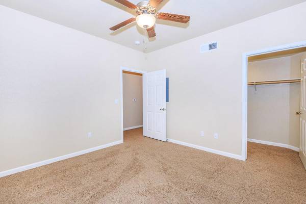 $1,740 / 1br - 759ft2 - BEAUTIFUL SPACIOUS 1BED 1BATH AVAILABLE! WASHE & DRYER IN UNIT! (FRESNO)63798509018499122