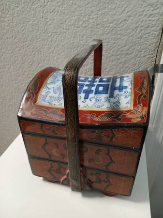 Chinese red Lacquer tierd box with porcelain lid 1