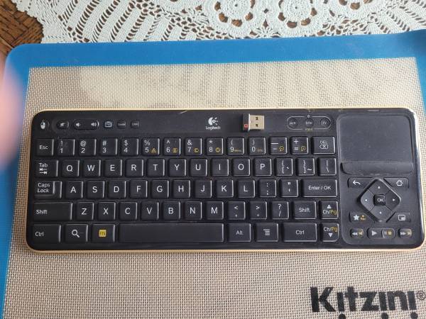 Logitech Wireless K700 Touchpad Keyboard 1