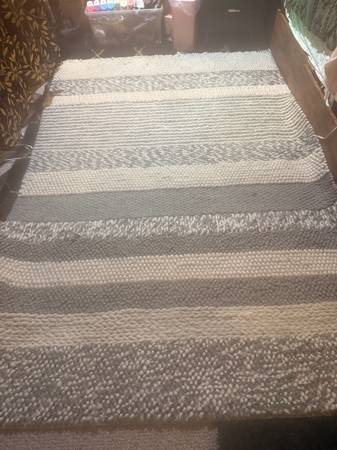 65 x 90 Gray and White Wool Rug 1