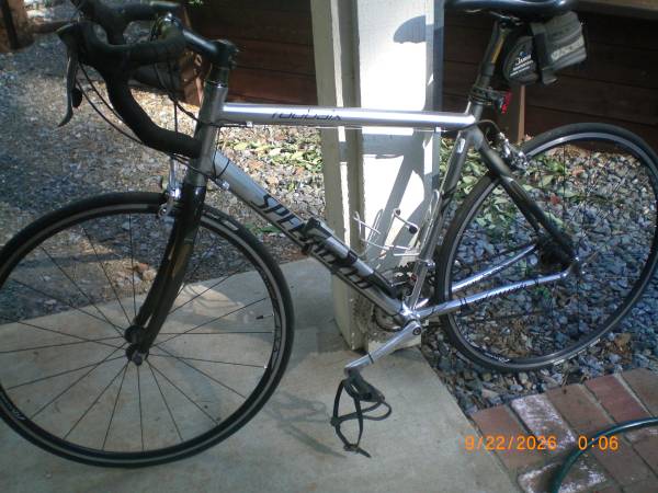 MENS MEDIUM  SPECIALIZED ROUBAIX ROAD BIKE 1