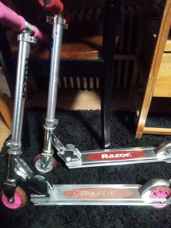 2 razor scooters 1
