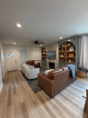 Beautiful 3 bed 2 bath Home Available!! 1