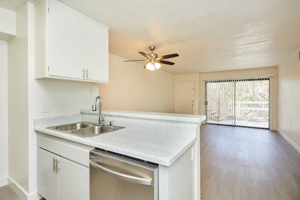$2,399 / 2br - 836ft2 - Transporte público cercano, centro de fitness, lavavajillas (Santa Clarita)63840114581763124