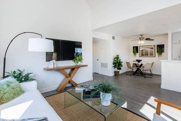 $2,539 / 2br - 860ft2 - Áreas de Juego, Barra de Desayuno, Áreas para Picnic (18414 W. Jakes Way, Canyon Country, CA)63700996863619120