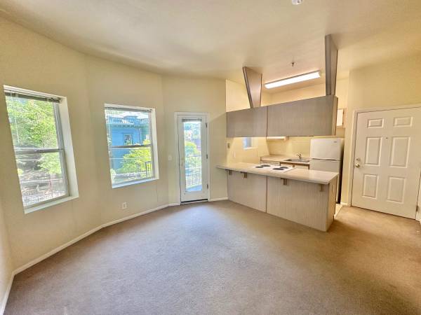 $1,450 / 1br - 550ft2 - * * MODERN 1 BD / BALCONY  * * (2018 NW Everett / NW / Northwest)63870109552257120