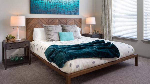 $1,165 / 1br - Massive Renovated 1BR | Get 4 Weeks FREE (South)63979117866115120