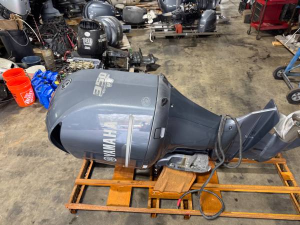 2008 Yamaha F350 V8 de 4 tiempos, motor para bote exterior de 25", con contador - $8.000 (Seabrook)63437900253699123