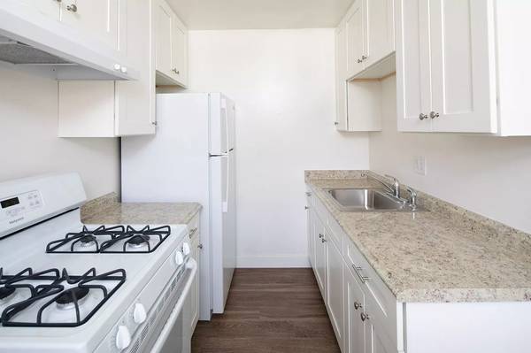 $1,695 / 1 hab. - *OFERTA DE INGRESO* ¡Habitación de 1 dormitorio remodelada en National City con estacionamiento! (National City)63865701963139121
