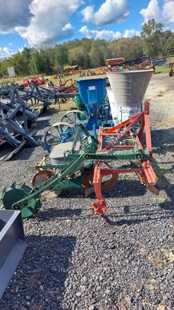 COLE PLANTER W/SIDE DRESSER and 8 PLATES 1