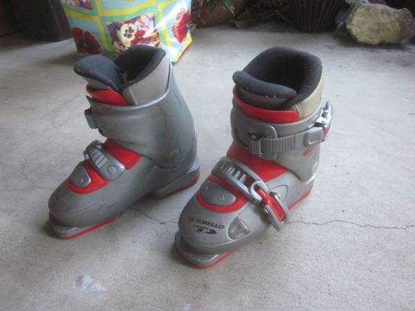 DALBELLO KID'S Ski Boots fits a Youth  Size 13 Mondo size 19.5 1