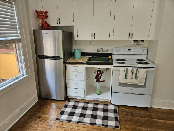 $1,099 / 354ft2 - BRIGHT AND COZY TOP-FLOOR APT. SETTLE IN FOR FALL! (PORTLAND)63956499514115120