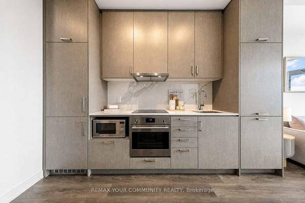 Bright and spacious 1+Den suite in Vaughan's most connected location 3