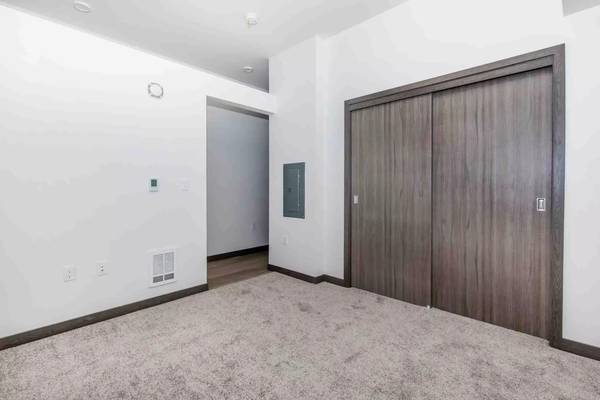 Two paws up for our 1 BR / 1 BA! Shoreline's top pet-friendly spot. 1